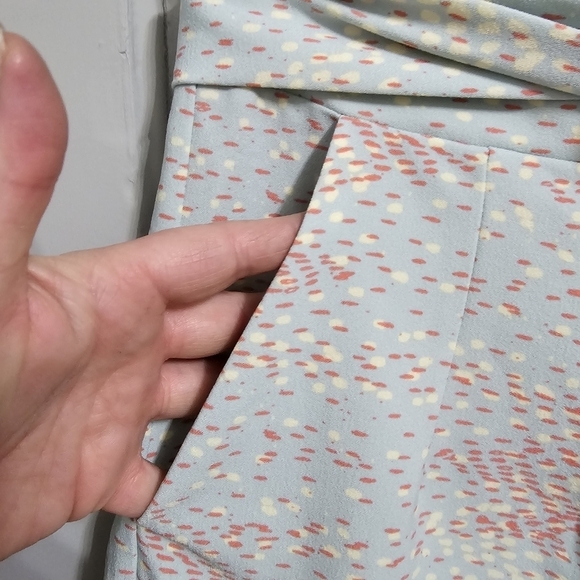 Torrid 5 Inch Pull-On Stretch Crepe Mid-Rise Tie-Front Short - Picture 3 of 7